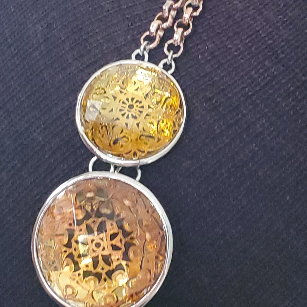 Amber look stones with filigree tri-tone necklace - Picture 4 of 9